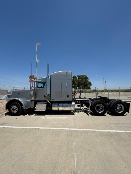 2022 Peterbilt 389-9