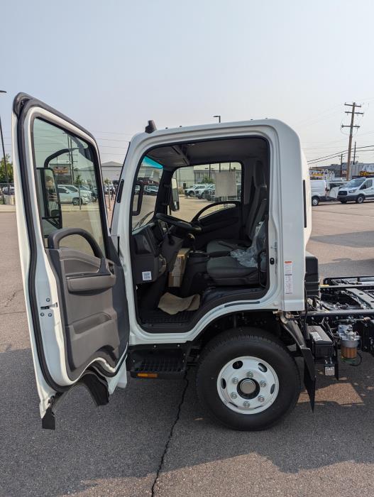 2025 Isuzu NPR-HD-8