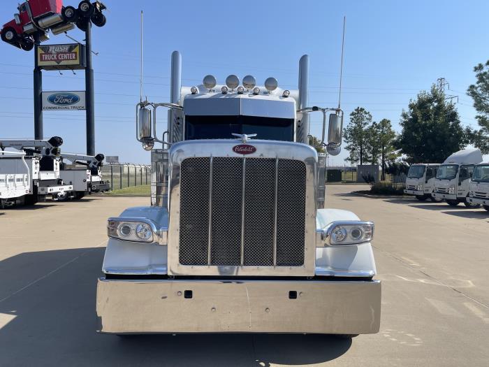 2023 Peterbilt 389-2