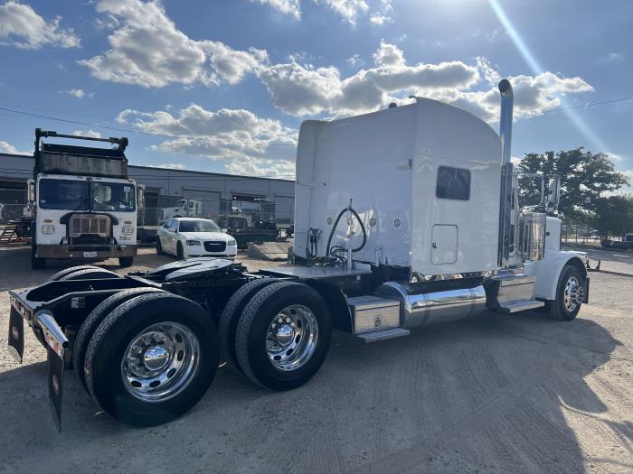 2020 Peterbilt 389-32