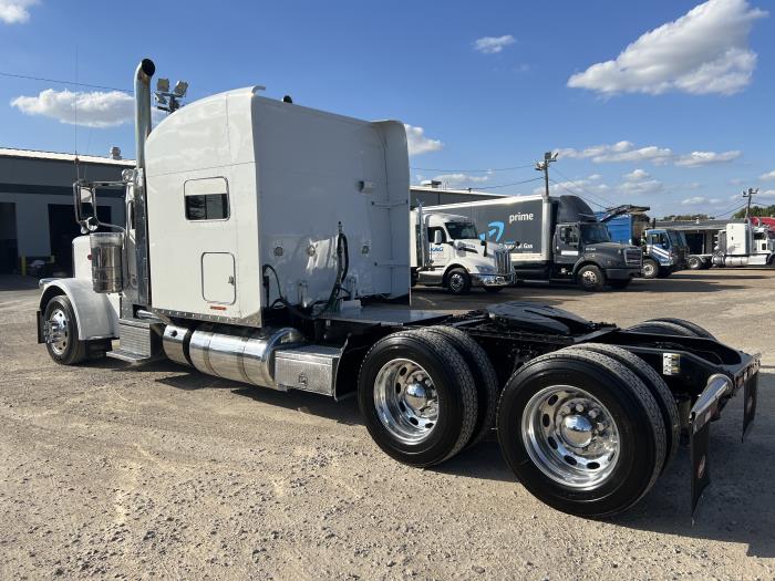 2020 Peterbilt 389-36