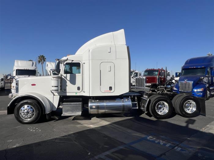 2018 Peterbilt 389-8