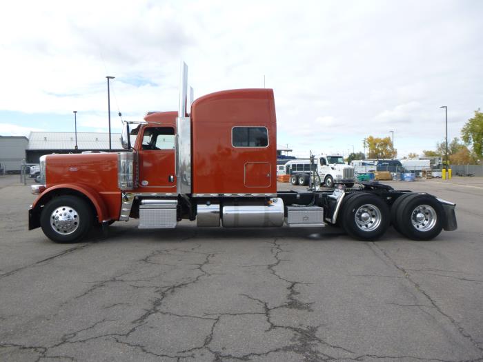 2022 Peterbilt 389-4