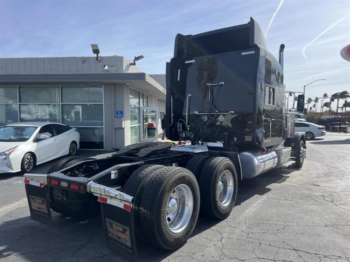 2017 Peterbilt 389-8