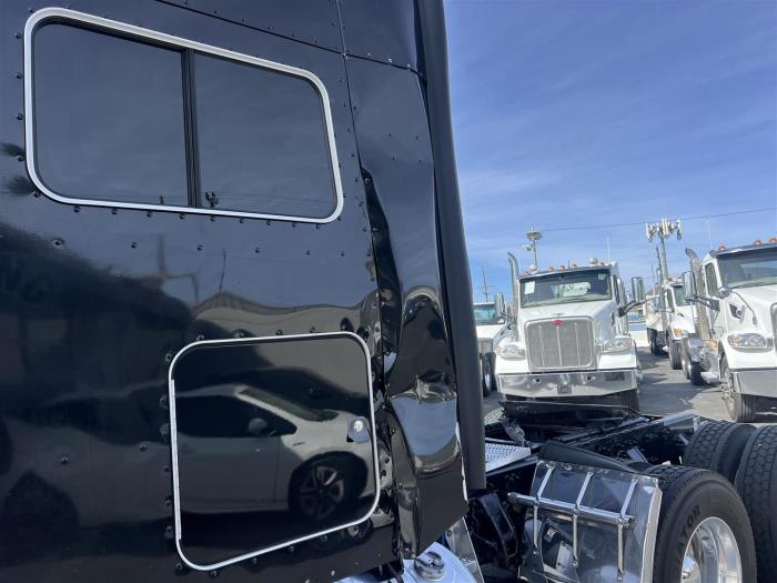 2017 Peterbilt 389-12