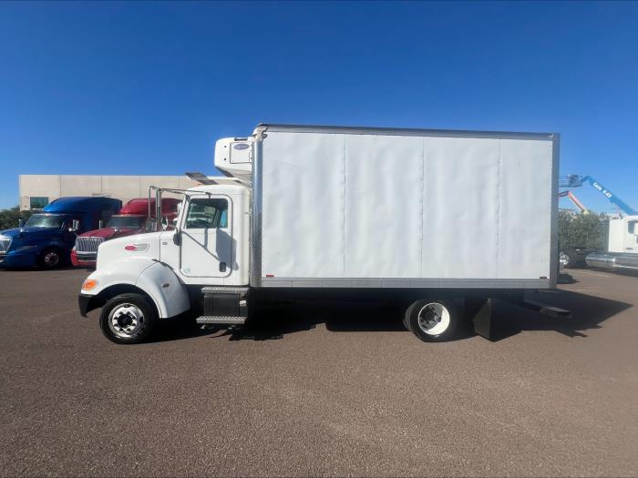 2018 Peterbilt 325-1