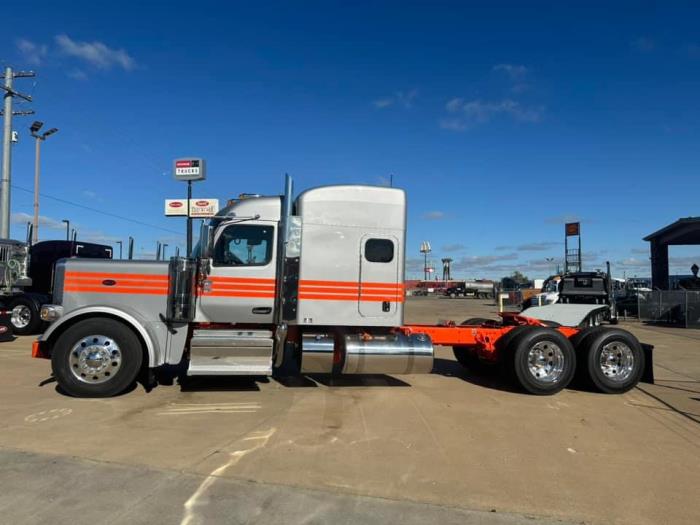 2025 Peterbilt 589-2