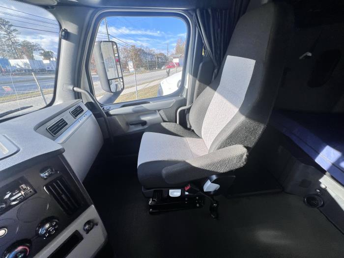 2020 Freightliner Cascadia-18