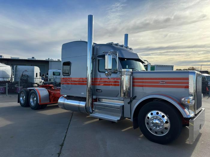 2025 Peterbilt 589-12