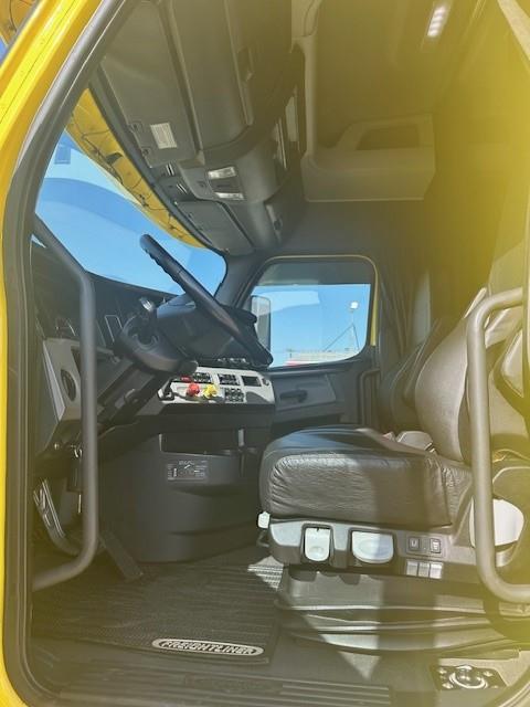 2019 Freightliner Cascadia-6