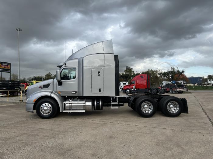 2017 Peterbilt 579-2