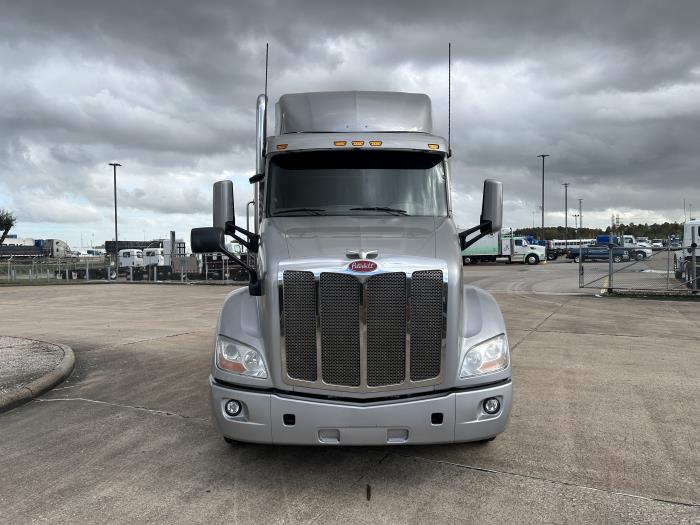 2017 Peterbilt 579-8