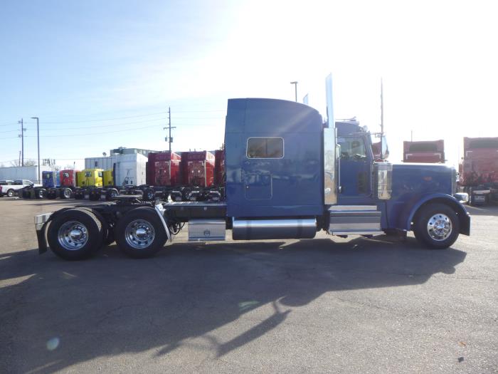 2022 Peterbilt 389-8