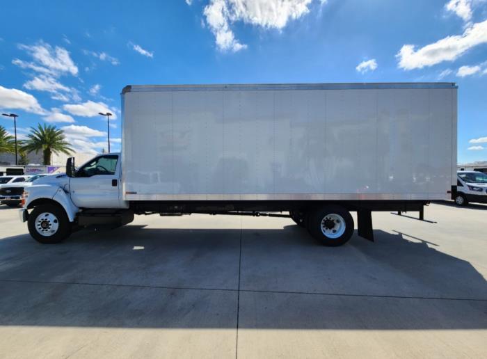2025 Ford F-750-8