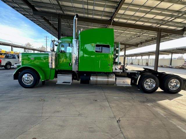 2023 Peterbilt 389-2