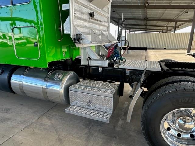 2023 Peterbilt 389-12