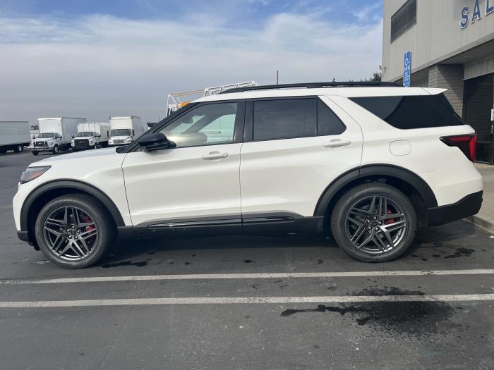2025 Ford Explorer-2
