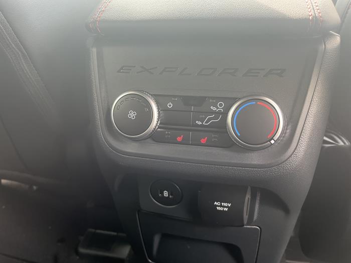 2025 Ford Explorer-18