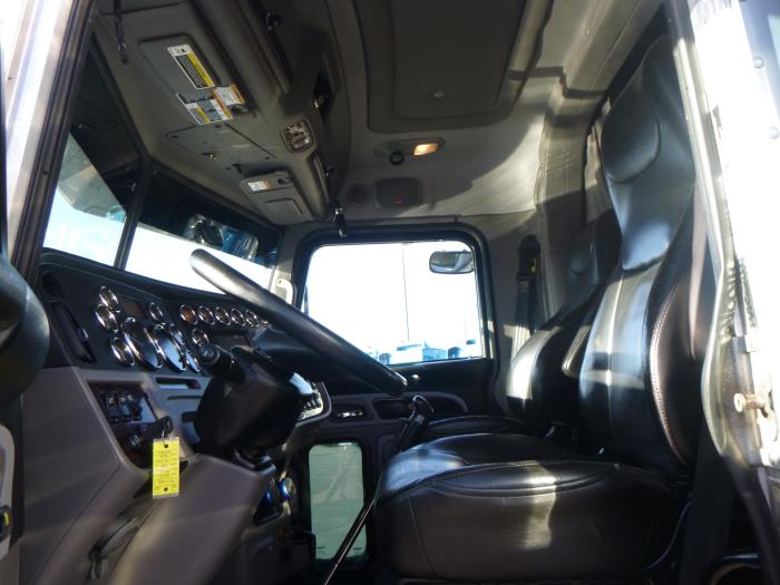 2022 Peterbilt 389-16