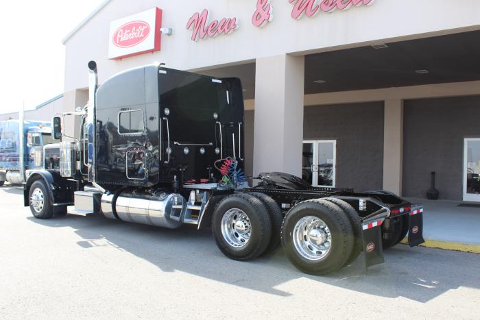 2023 Peterbilt 389-4