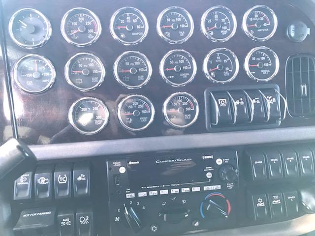 2023 Peterbilt 389-30