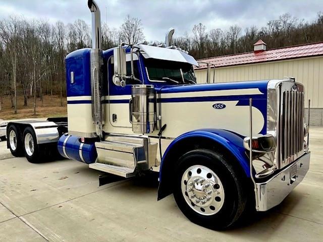 2023 Peterbilt 389-2