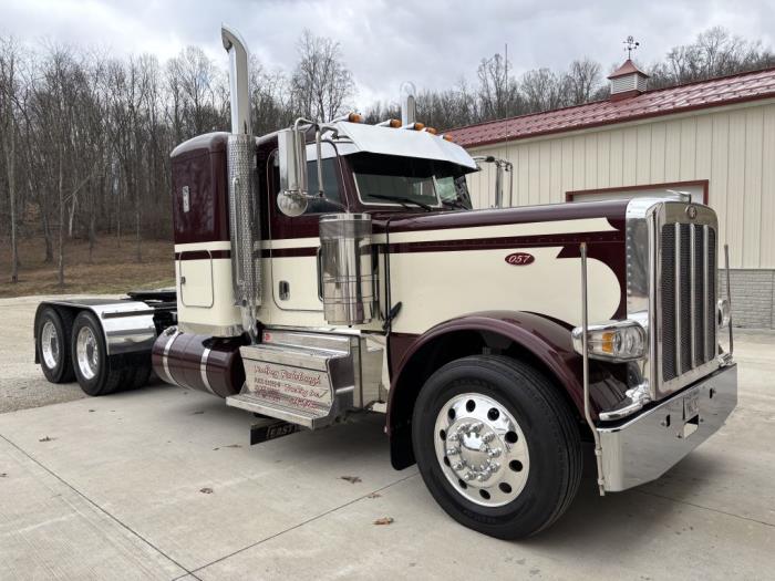 2023 Peterbilt 389-2