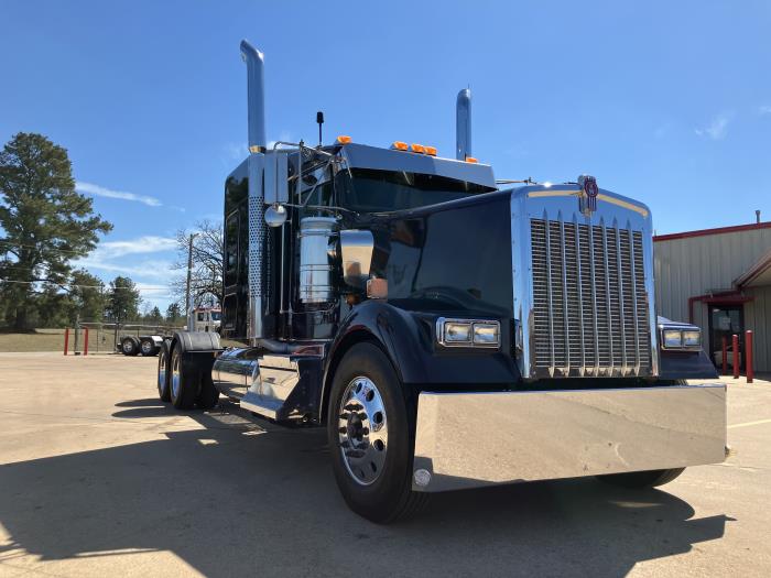 2023 Kenworth W900L-3
