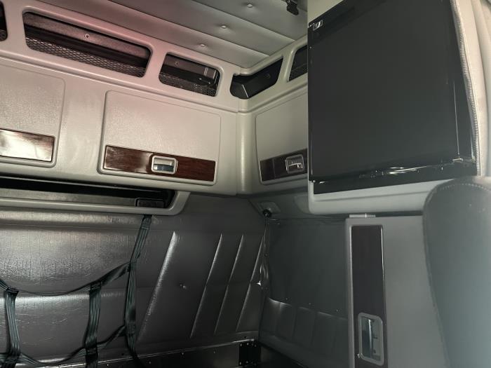 2024 Peterbilt 389-23