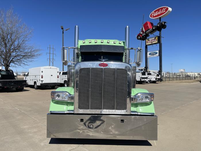2023 Peterbilt 389-2