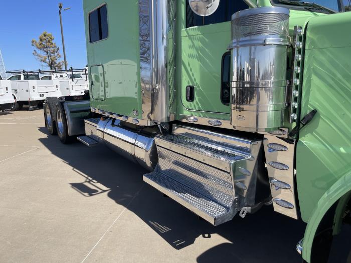2023 Peterbilt 389-4