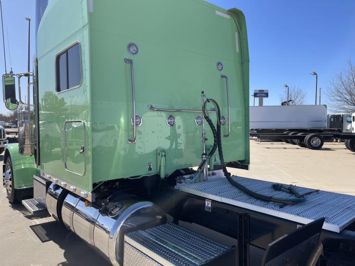 2023 Peterbilt 389-13