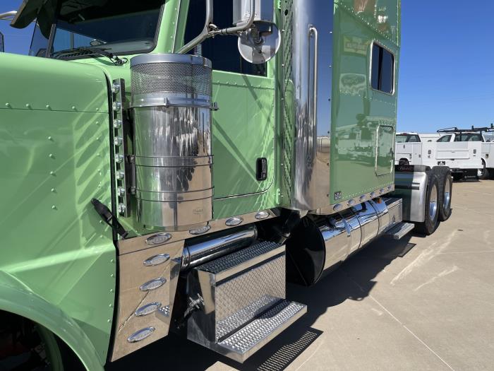2023 Peterbilt 389-16