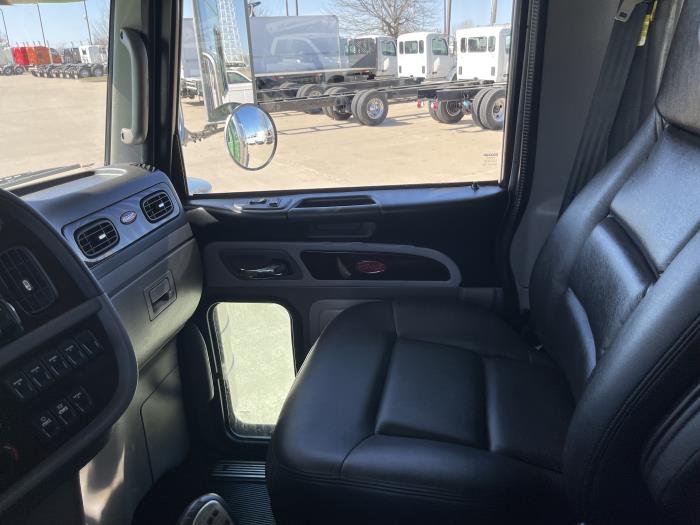 2023 Peterbilt 389-18