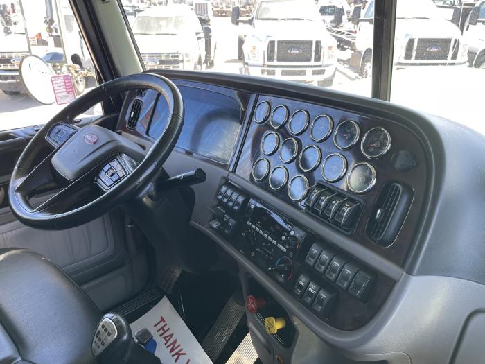 2023 Peterbilt 389-21