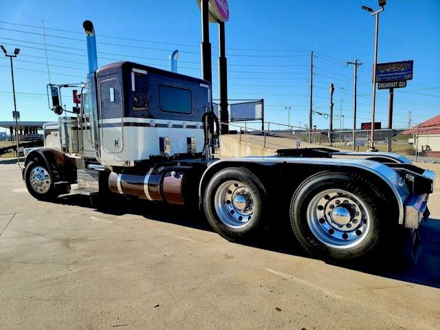 2023 Peterbilt 389-10