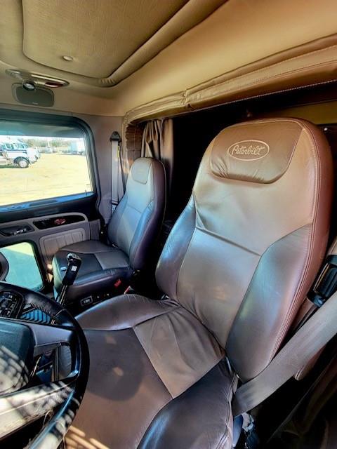 2023 Peterbilt 389-15