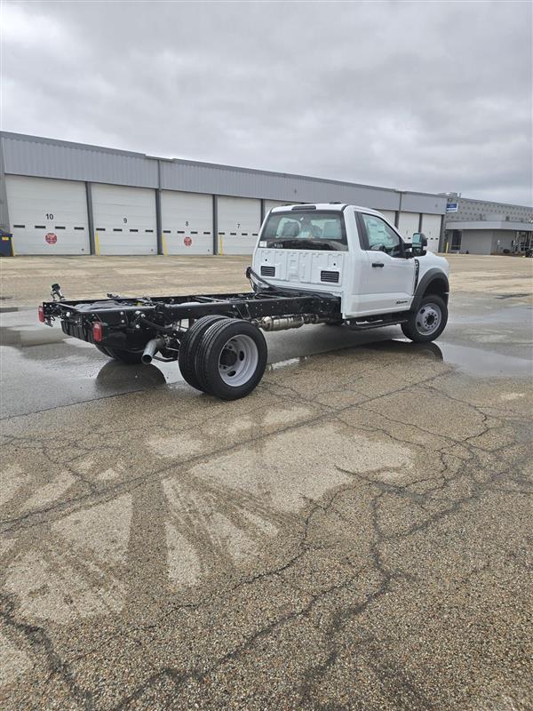 2025 Ford F-450 Regular Cab DRW 4x2 Cab Chassis for sale #1872409 - photo 2