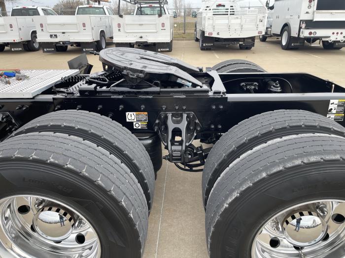 2024 Peterbilt 389-12