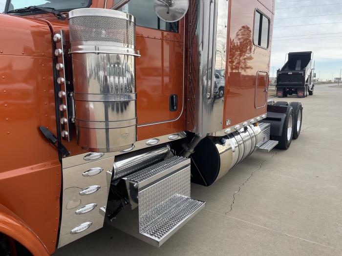 2024 Peterbilt 389-16