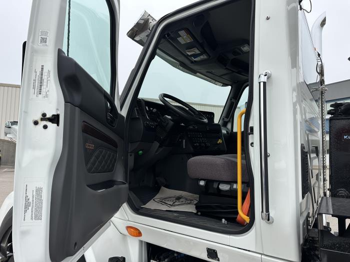 2023 International HX620-9