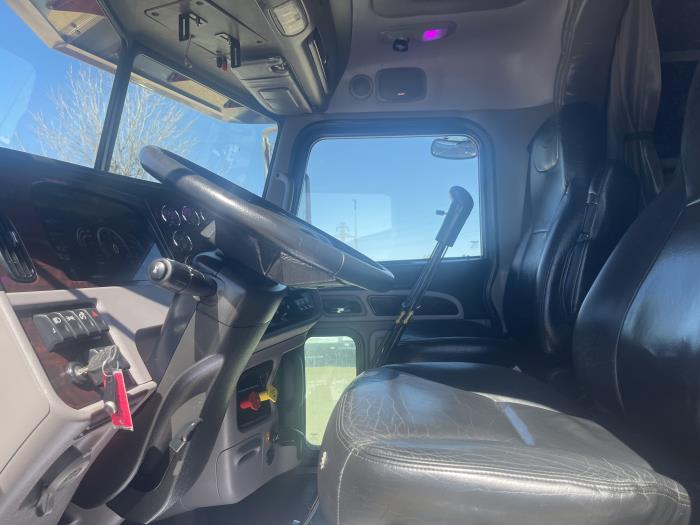 2023 Peterbilt 389-17