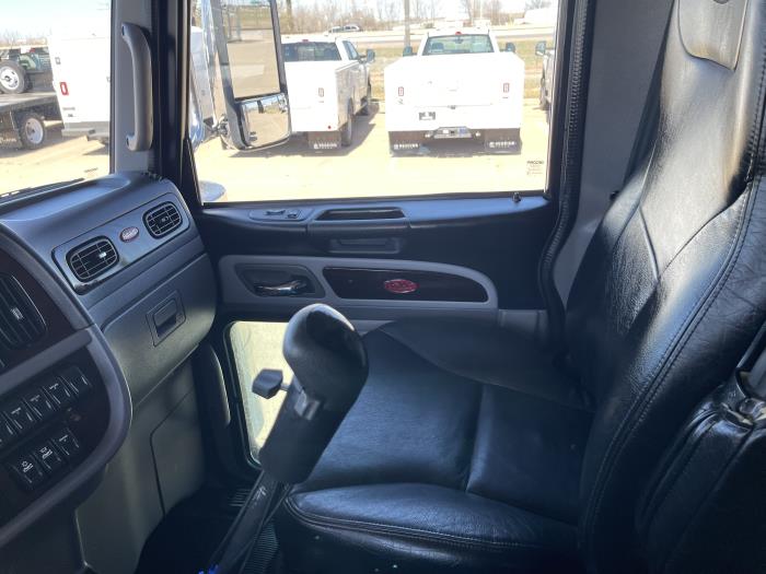 2023 Peterbilt 389-18