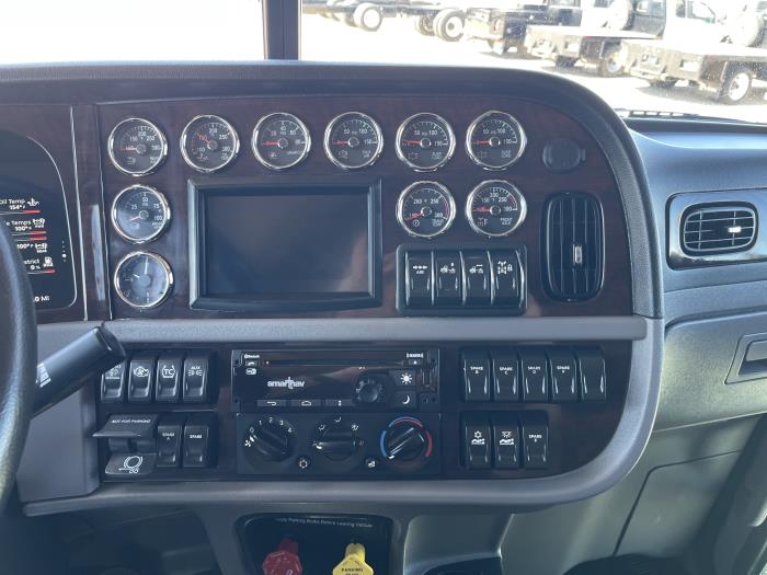 2023 Peterbilt 389-19
