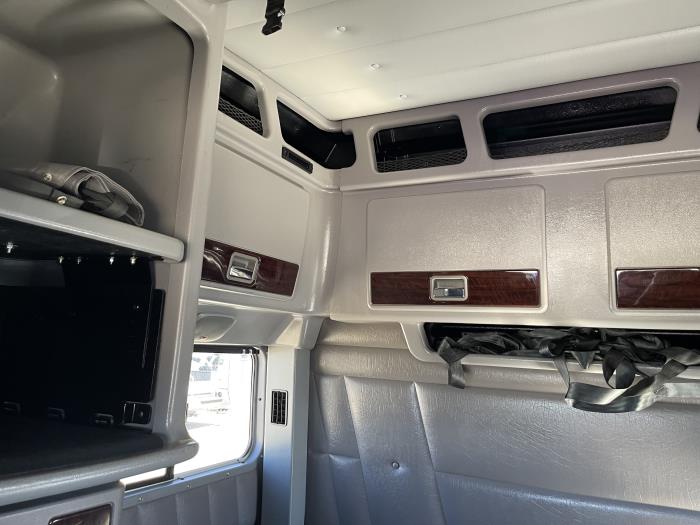 2023 Peterbilt 389-26