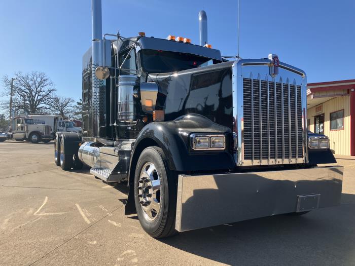 2023 Kenworth W900L-3