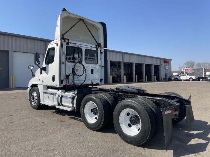 2017 Freightliner Cascadia-7