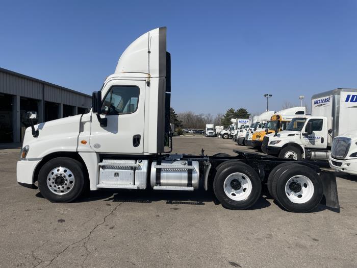 2017 Freightliner Cascadia-16