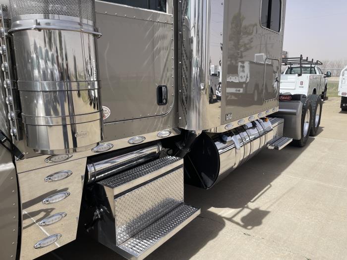 2024 Peterbilt 389-15