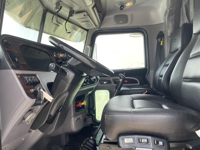 2024 Peterbilt 389-16